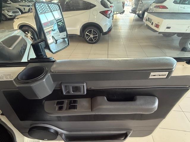 2017 Toyota Land Cruiser 79 4.5D-4D LX V8